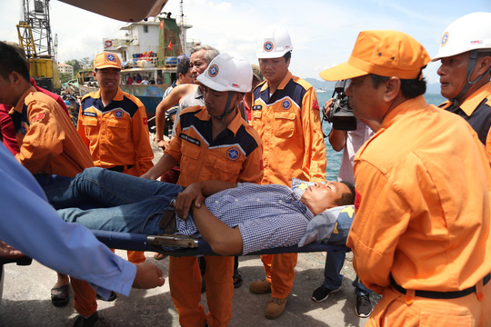 C&aacute;c thuyền vi&ecirc;n được đưa v&agrave;o bờ điều trị.