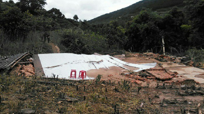 Căn nh&agrave; của anh Long bị lũ cuốn tr&ocirc;i.
