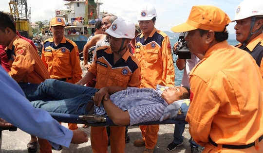 Khánh Hòa: Đưa 10 thuyền viên bị ngộ độc thực phẩm vào bờ an toàn