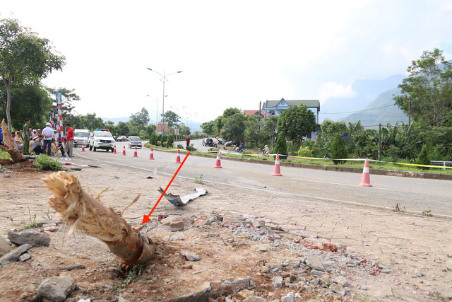 Tiếp tục theo chiều mũi t&ecirc;n đỏ, nhiều dấu vết c&agrave;y xước l&ograve;ng đường hướng từ dải ph&acirc;n c&aacute;ch k&eacute;o d&agrave;i đến vỉa h&egrave;.