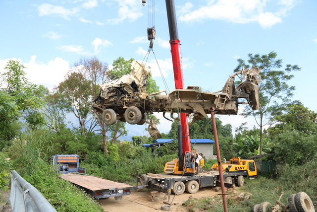 Lực lượng cứu hộ phải huy động xe cẩu chuy&ecirc;n dụng loại lớn để cẩu xe bồn gặp nạn.