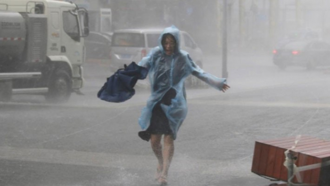 Mưa xối xả ở Thẩm Quyến, Trung Quốc khi b&atilde;o Mangkhut đổ bộ ng&agrave;y 16/9 - Ảnh: Reuters.