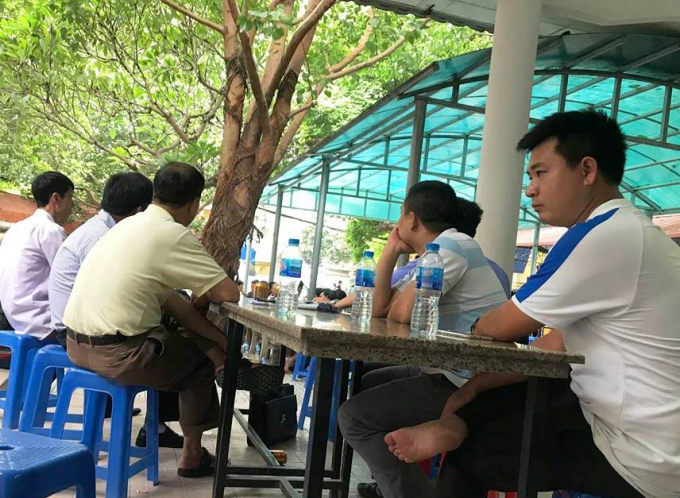 Rất đ&ocirc;ng người th&acirc;n c&aacute;c nạn nh&acirc;n c&oacute; mặt tại Nh&agrave; tang lễ, Bệnh viện E.&nbsp;