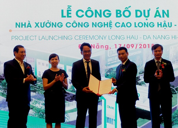 L&atilde;nh đạo TP Đ&agrave; Nẵng&nbsp;trao Giấy chứng nhận đăng k&yacute; đầu tư cho Dự &aacute;n Nh&agrave; xưởng C&ocirc;ng nghệ cao của C&ocirc;ng ty CP Long Hậu tại Khu C&ocirc;ng nghệ cao Đ&agrave; Nẵng. Ảnh: danang.gov.vn.