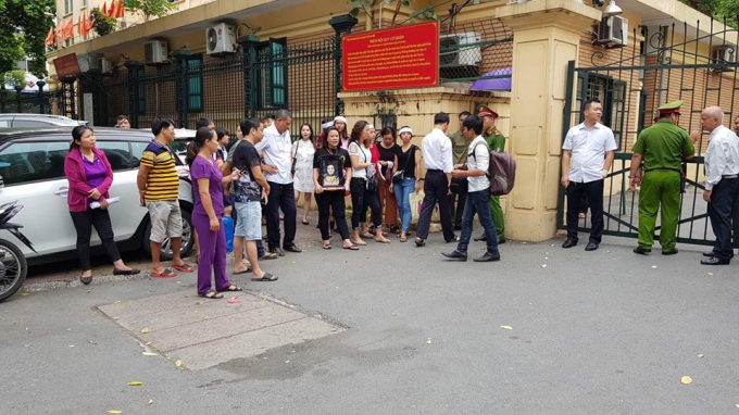 Từ s&aacute;ng, rất đ&ocirc;ng người th&acirc;n của nạn nh&acirc;n đ&atilde; c&oacute; mặt tại TAND TP H&agrave; Nội.