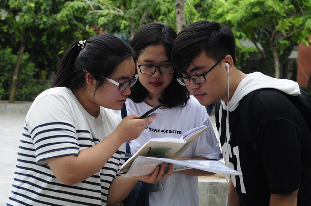 Thay đổi chủ yếu li&ecirc;n quan đến c&aacute;c vấn đề kỹ thuật. Những điều chỉnh nếu c&oacute; chỉ tập trung v&agrave;o người tổ chức thi, c&ograve;n ph&iacute;a học sinh th&igrave; căn bản l&agrave; ổn định, kh&ocirc;ng thay đổi. N&ecirc;n c&aacute;c em y&ecirc;n t&acirc;m học tập. (Ảnh: Mỹ H&agrave;).