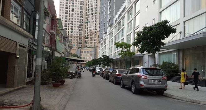 Một số trường hợp chủ xe &ocirc; t&ocirc; đỗ ở lề đường trong khu vực của t&ograve;a nh&agrave; Bắc H&agrave; Tower bị Ban quản l&yacute; t&ograve;a nh&agrave; buộc xử phạt 500 ngh&igrave;n đồng/ lượt.