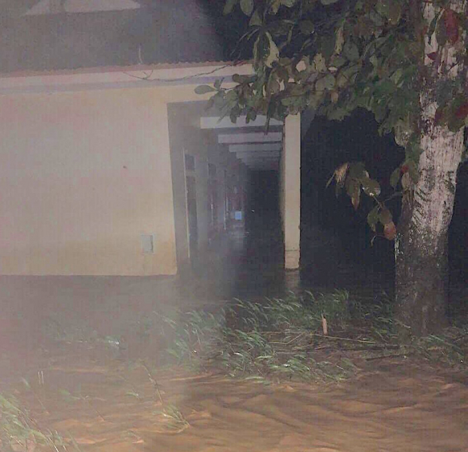 H&igrave;nh ảnh nước ngập s&acirc;u trong đ&ecirc;m khi cơn lũ ập về.&nbsp;