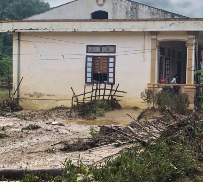 Cảnh tượng tan hoang khi cơn lũ đi qua.