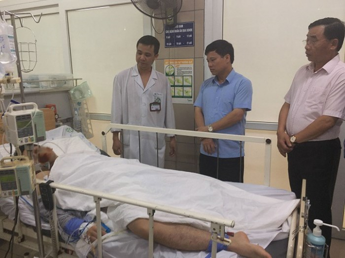 L&atilde;nh đạo UBND TP H&agrave; Nội v&agrave; Sở Y tế H&agrave; Nội thăm&nbsp;bệnh nh&acirc;n dương t&iacute;nh với ma t&uacute;y đang điều trị tại Trung t&acirc;m Chống độc. Ảnh: An ninh Thủ đ&ocirc;