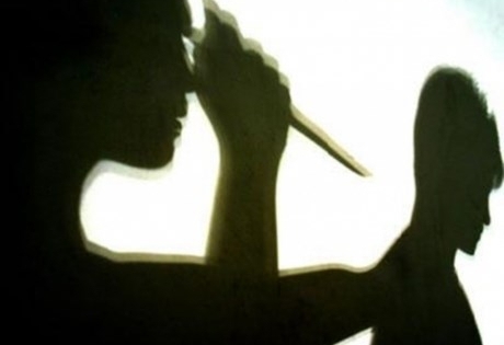 Nghi vợ có bồ nhí, chồng dùng dao đâm vào mặt vợ nhiều nhát