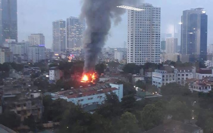 Cột kh&oacute;i cao ng&uacute;t bốc l&ecirc;n từ đ&aacute;m ch&aacute;y.