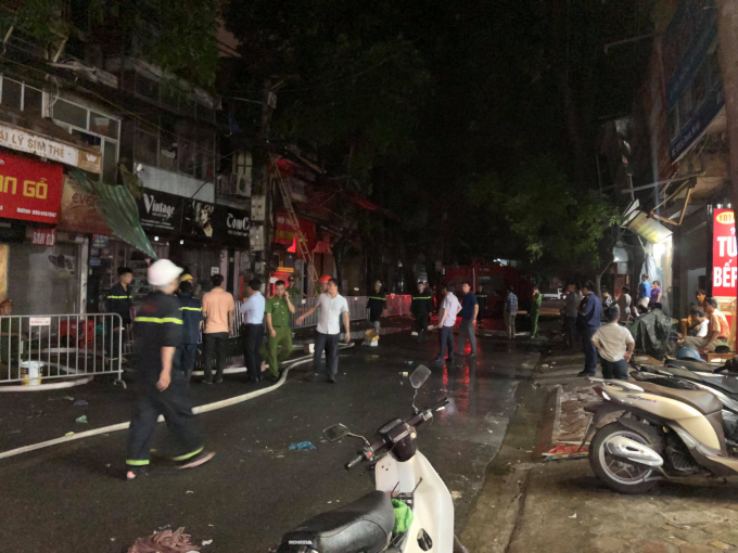 To&agrave;n bộ khu vực trước cổng Bệnh viện Nhi bị cắt điện, lực lượng chức năng đang khẩn trương r&agrave; so&aacute;t hiện trường.