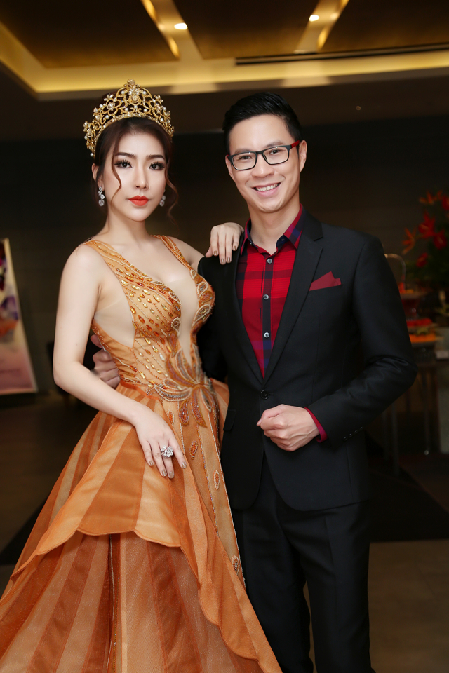 MC Anh Qu&acirc;n chụp ảnh c&ugrave;ng Y Nhung.&nbsp;
