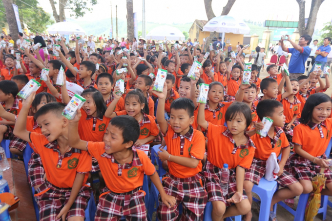 C&aacute;c em học sinh h&agrave;o hứng khi được chơi c&aacute;c tr&ograve; chơi vụi nhộn, rước đ&egrave;n trung thu v&agrave; uống sữa c&ugrave;ng bạn b&egrave;