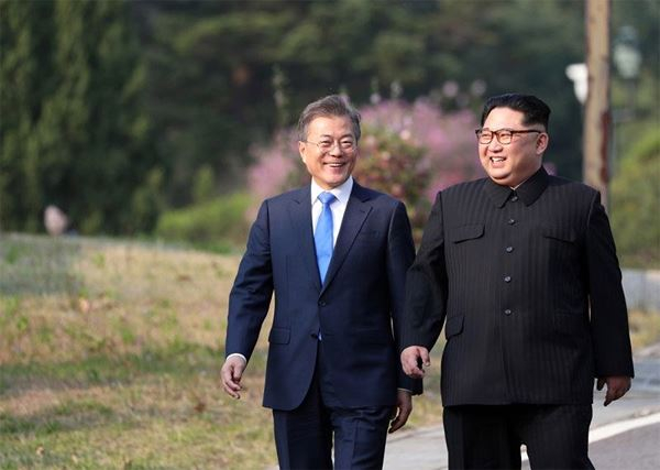 L&atilde;nh đạo H&agrave;n &ndash; Triều gặp nhau tại hội nghị thượng đỉnh ng&agrave;y 27/4. (Ảnh: INTER-KOREAN SUMMIT PRESS CORPS)
