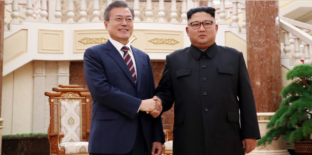 Yonhap đưa tin, trong cuộc gặp với Tổng thống Moon ng&agrave;y 18/9 sau khi đưa &ocirc;ng Moon v&agrave; phu nh&acirc;n Kim Jung-sook về nh&agrave; kh&aacute;ch ch&iacute;nh phủ, &ocirc;ng Kim Jong-un đ&atilde; thừa nhận nền kinh tế Triều Ti&ecirc;n vẫn c&ograve;n nhiều yếu k&eacute;m. Trong ảnh: Hai nh&agrave; l&atilde;nh đạo bắt tay nhau trước khi bước v&agrave;o phi&ecirc;n hội đ&agrave;m chiều ng&agrave;y 18/9.