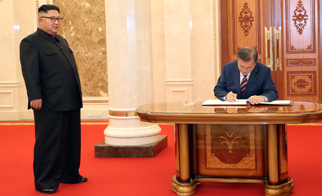 &Ocirc;ng Kim đ&atilde; thẳng thắn v&agrave; khi&ecirc;m nhường n&oacute;i với &ocirc;ng Moon Jae-in về t&igrave;nh trạng hiện tại của B&igrave;nh Nhưỡng. &ldquo;Ng&agrave;i Tổng thống, ng&agrave;i đ&atilde; thăm nhiều quốc gia tr&ecirc;n to&agrave;n thế giới. So s&aacute;nh với c&aacute;c nước ph&aacute;t triển, (nền kinh tế của) ch&uacute;ng t&ocirc;i vẫn c&ograve;n kh&aacute; yếu k&eacute;m&rdquo;, &ocirc;ng Kim n&oacute;i khi đang trao đổi nhanh với &ocirc;ng Moon. Trong ảnh: &Ocirc;ng Kim chờ &ocirc;ng Moon viết v&agrave;o sổ kh&aacute;ch tại trụ sở của đảng Lao động Triều Ti&ecirc;n.