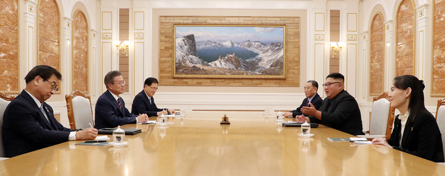 &Ocirc;ng Kim cũng n&oacute;i với &ocirc;ng Moon rằng &ocirc;ng cảm thấy rất tiếc v&igrave; đ&atilde; kh&ocirc;ng tiếp đ&atilde;i &ocirc;ng Moon một c&aacute;ch đủ trang trọng khi Tổng thống H&agrave;n Quốc sang ph&iacute;a b&ecirc;n kia l&agrave;ng B&agrave;n M&ocirc;n Điếm ở bi&ecirc;n giới li&ecirc;n Triều trong cuộc gặp thượng đỉnh lần thứ 2 hồi th&aacute;ng 5. &ldquo;V&igrave; vậy, ch&uacute;ng t&ocirc;i đ&atilde; chờ tới ng&agrave;y h&ocirc;m nay v&agrave; l&agrave;m mọi thứ tốt nhất c&oacute; thể cho sự kiện lần n&agrave;y. Sự chuẩn bị n&agrave;y c&oacute; thể kh&aacute; sơ s&agrave;i nhưng t&ocirc;i hy vọng ng&agrave;i sẽ chấp nhận tấm l&ograve;ng của ch&uacute;ng t&ocirc;i&rdquo;, &ocirc;ng Kim khi&ecirc;m nhường n&oacute;i. Trong ảnh: Hai b&ecirc;n bắt đầu trao đổi. Ph&aacute;i đo&agrave;n Triều Ti&ecirc;n c&oacute; sự xuất hiện của c&ocirc; Kim Yo-jong, em g&aacute;i &ocirc;ng Kim Jong-un.