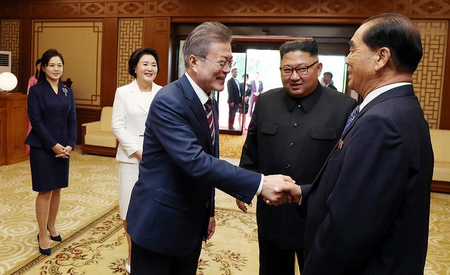 Giới quan s&aacute;t cho rằng việc &ocirc;ng Kim, l&atilde;nh đạo một quốc gia, thừa nhận những thiếu s&oacute;t trước mặt một nguy&ecirc;n thủ kh&aacute;c l&agrave; kh&ocirc;ng dễ d&agrave;ng. &Ocirc;ng Kim c&oacute; thể sử dụng c&aacute;ch tiếp cận khi&ecirc;m tốn v&agrave; ch&acirc;n th&agrave;nh n&agrave;y để chứng minh th&agrave;nh &yacute; thật sự của Triều Ti&ecirc;n trong việc phi hạt nh&acirc;n h&oacute;a.