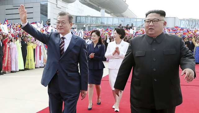 Ngo&agrave;i ra, trong cuộc gặp với &ocirc;ng Moon ng&agrave;y h&ocirc;m nay, &ocirc;ng Kim cũng ghi nhận đ&oacute;ng g&oacute;p của Tổng thống H&agrave;n Quốc: &ldquo;Ch&iacute;nh &ocirc;ng Moon l&agrave; người đ&atilde; gi&uacute;p đỡ cho hội nghị thượng đỉnh lịch sử Mỹ-Triều&rdquo;. Nh&agrave; l&atilde;nh đạo Triều Ti&ecirc;n cho rằng nhờ sự kiện diễn ra v&agrave;o hồi th&aacute;ng 6 tại Singapore, khu vực đ&atilde; ổn định hơn v&agrave; những kết quả t&iacute;ch cực hơn sẽ sớm xuất hiện. &ldquo;T&ocirc;i một lần nữa muốn b&agrave;y tỏ l&ograve;ng biết ơn tới những nỗ lực của Tổng thống Moon&rdquo;, &ocirc;ng Kim n&oacute;i.