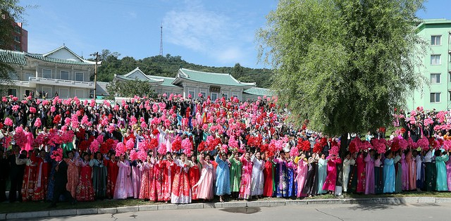 &Ocirc;ng Moon cũng ca ngợi &ocirc;ng Kim v&igrave; quyết định t&aacute;o bạo của &ocirc;ng Kim. &ldquo;To&agrave;n bộ qu&aacute; tr&igrave;nh n&agrave;y l&agrave; do quyết định của &ocirc;ng Kim v&agrave; t&ocirc;i muốn b&agrave;y tỏ l&ograve;ng ngưỡng mộ tới sự quyết t&acirc;m của &ocirc;ng Kim đ&atilde; mở ra một kỷ nguy&ecirc;n mới. Trong ảnh: Người d&acirc;n Triều Ti&ecirc;n đứng xếp h&agrave;ng với cờ, hoa ch&agrave;o đ&oacute;n Tổng thống H&agrave;n Quốc.