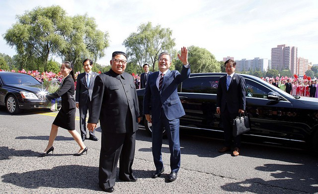 &Ocirc;ng Moon l&agrave; Tổng thống H&agrave;n Quốc thứ 3 tới thăm B&igrave;nh Nhưỡng. &Ocirc;ng k&ecirc;u gọi c&aacute;c b&ecirc;n cần phải nỗ lực hơn nữa v&igrave; mục ti&ecirc;u phi hạt nh&acirc;n h&oacute;a b&aacute;n đảo. &ldquo;T&ocirc;i cảm thấy g&aacute;nh nặng v&agrave; tr&aacute;ch nhiệm rất lớn&rdquo;, &ocirc;ng Moon n&oacute;i với &ocirc;ng Kim. Hai nh&agrave; l&atilde;nh đạo đ&atilde; bắt đầu gặp mặt v&agrave;o buổi chiều ng&agrave;y 18/9 tại trụ sở của Ủy ban Trung ương đảng Lao động Triều Ti&ecirc;n. Đ&acirc;y l&agrave; lần đầu ti&ecirc;n một nh&agrave; l&atilde;nh đạo Triều Ti&ecirc;n mời một l&atilde;nh đạo nước ngo&agrave;i tới trụ sở n&agrave;y.