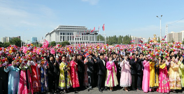 &Ocirc;ng Moon n&oacute;i &ocirc;ng hy vọng hội nghị thượng đỉnh sẽ mang lại kết quả tuyệt vời cho người d&acirc;n 2 miền Triều Ti&ecirc;n. &Ocirc;ng Kim n&oacute;i &ocirc;ng cảm thấy rất gần gũi với Tổng thống H&agrave;n Quốc v&agrave; cảm ơn &ocirc;ng Moon v&igrave; đ&atilde; hỗ trợ gi&uacute;p quan hệ 2 miền Triều Ti&ecirc;n cũng như quan hệ Triều-Mỹ khởi sắc hơn.