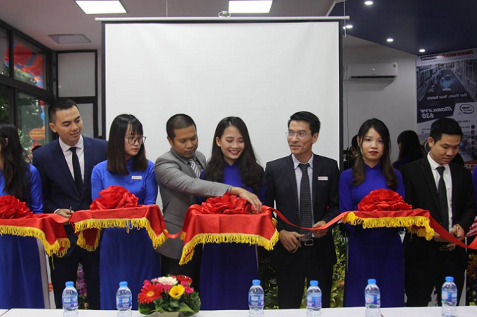 L&atilde;nh đạo đơn vị cắt băng khai trương sản phẩm.