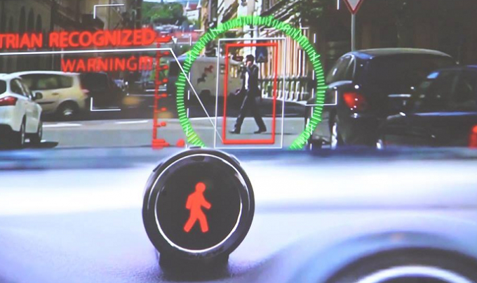 Thiết bị cảnh b&aacute;o gi&uacute;p t&agrave;i xế nhận diện c&aacute;c t&aacute;c nh&acirc;n c&oacute; thể g&acirc;y tai nạn (h&igrave;nh ảnh đối với người đi bộ).