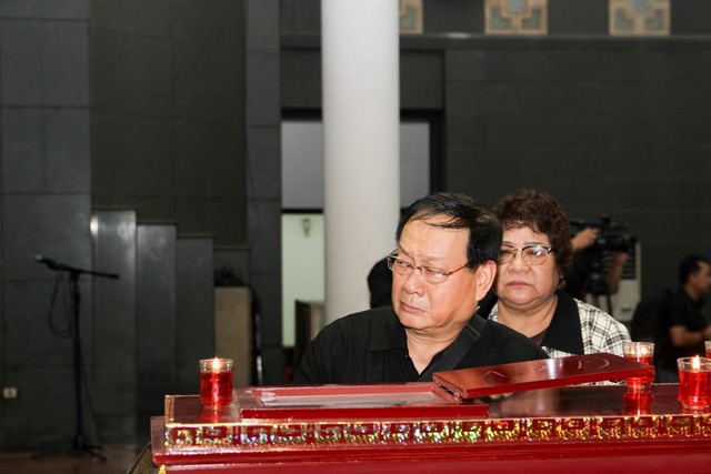 NSƯT Minh Vượng, NSƯT Quang Thắng, NSƯT Tiến Đạt nghẹn ng&agrave;o v&agrave; thẫn thờ khi nh&igrave;n mặt người qu&aacute; cố.