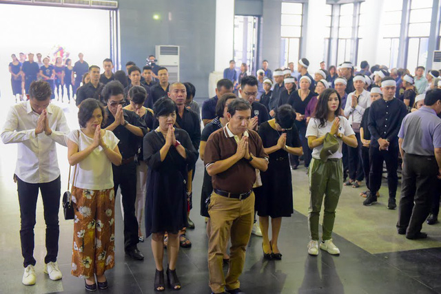 Nghệ sĩ nghẹn ng&agrave;o tiễn biệt đạo diễn Phạm Đ&ocirc;ng Hồng