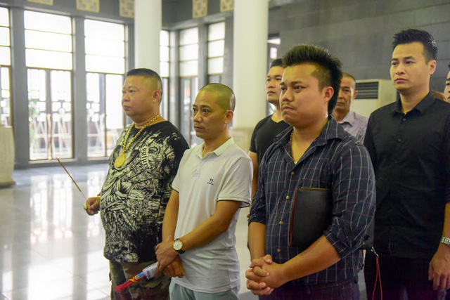 Nhiều nghệ sĩ thẫn thờ khi nh&igrave;n di ảnh người qu&aacute; cố.