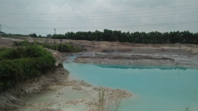 Nguồn nước trong hồ đ&atilde; chuyển sang m&agrave;u xanh đậm giống như m&agrave;u h&oacute;a chất độc hại.&nbsp;