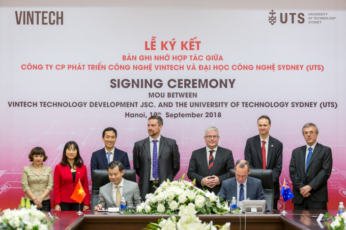 &Ocirc;ng Nguyễn Việt Quang (Ph&oacute; Chủ tịch ki&ecirc;m Tổng gi&aacute;m đốc Tập đo&agrave;n Vingroup) v&agrave; &ocirc;ng Iain Watt, Ph&oacute; chủ tịch Đại học C&ocirc;ng nghệ Sydney k&yacute; chứng kiến Bản hợp t&aacute;c.