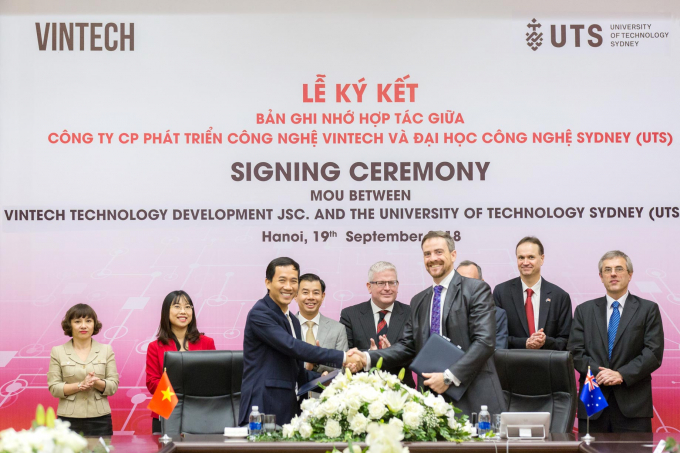 &nbsp;&Ocirc;ng Hồ Ch&iacute; Dũng (Tổng Gi&aacute;m đốc C&ocirc;ng Ty VinTech) bắt tay cam kết triển khai &nbsp;hợp t&aacute;c với &Ocirc;ng Attila Brungs (Hiệu trưởng Đại học C&ocirc;ng nghệ Sydney)