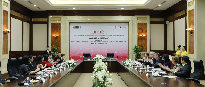 L&atilde;nh đạo Tập đo&agrave;n Vingroup, VinTech v&agrave; UTS trao đổi thống nhất c&ocirc;ng việc trước khi k&yacute; kết bản hợp t&aacute;c.