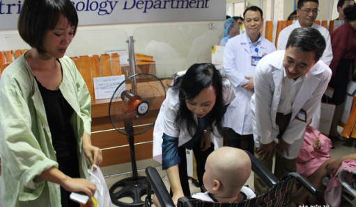 Bộ trưởng Nguyễn Thị Kim Tiến tặng qu&agrave; v&agrave; tr&ograve; chuyện với bệnh nhi đang điều trị tại Khoa Nhi - Bệnh viện K.