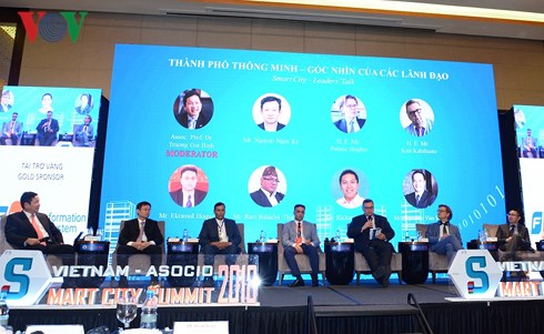 Phi&ecirc;n tọa đ&agrave;m &ldquo;Th&agrave;nh phố th&ocirc;ng minh - G&oacute;c nh&igrave;n của c&aacute;c l&atilde;nh đạo&rdquo; của hội nghị Th&agrave;nh phố th&ocirc;ng minh ASOCIO 2018-H&agrave; Nội ng&agrave;y 18/9.