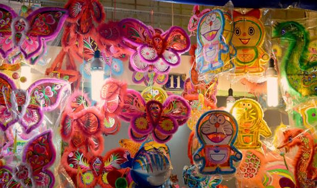 Lồng đ&egrave;n giấy kiếng h&igrave;nh c&aacute;c nh&acirc;n vật hoạt h&igrave;nh được b&agrave;y b&aacute;n cho m&ugrave;a Trung thu năm nay.