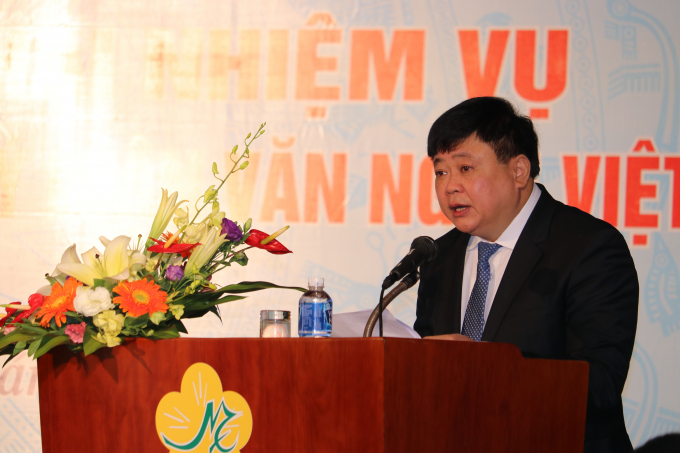 Ph&oacute; Gi&aacute;o sư, Tiến sĩ Nguyễn Thế Kỷ, Ủy vi&ecirc;n Trung ương Đảng, Chủ tịch Hội đồng L&yacute; luận, ph&ecirc; b&igrave;nh văn học nghệ thuật Trung ương, ph&aacute;t biểu khai mạc hội nghị.