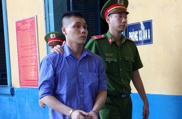 Bị c&aacute;o Trực bị dẫn giải sau phi&ecirc;n t&ograve;a ph&uacute;c thẩm. (Ảnh: Ho&agrave;i Thanh/Zing)