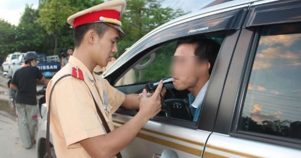 CSGT kiểm tra chất ma túy với người đi đường