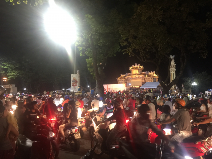 &ldquo;Ng&agrave;y Hội L&acirc;n&rdquo; thu h&uacute;t h&agrave;ng ng&agrave;n người d&acirc;n đến xem.