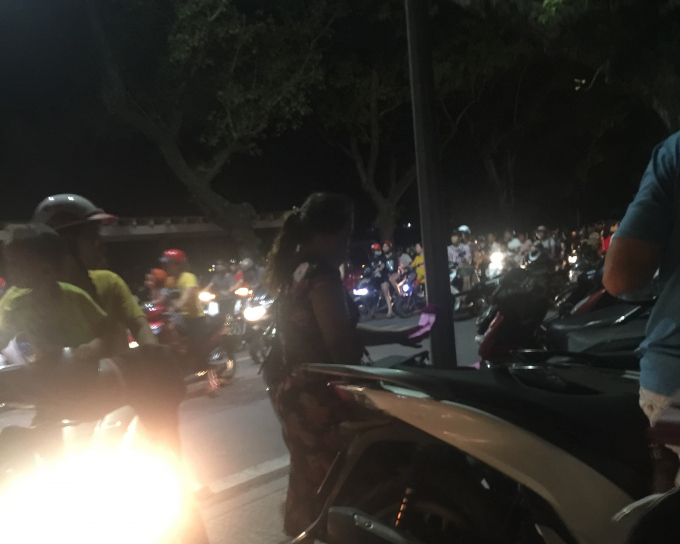 Người phụ nữ thu tiền