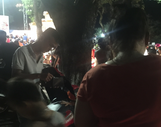 Một người d&acirc;n đang phải trả tiền.