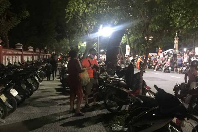 Để qua chuyện hầu hết người d&acirc;n phải trả tiền.