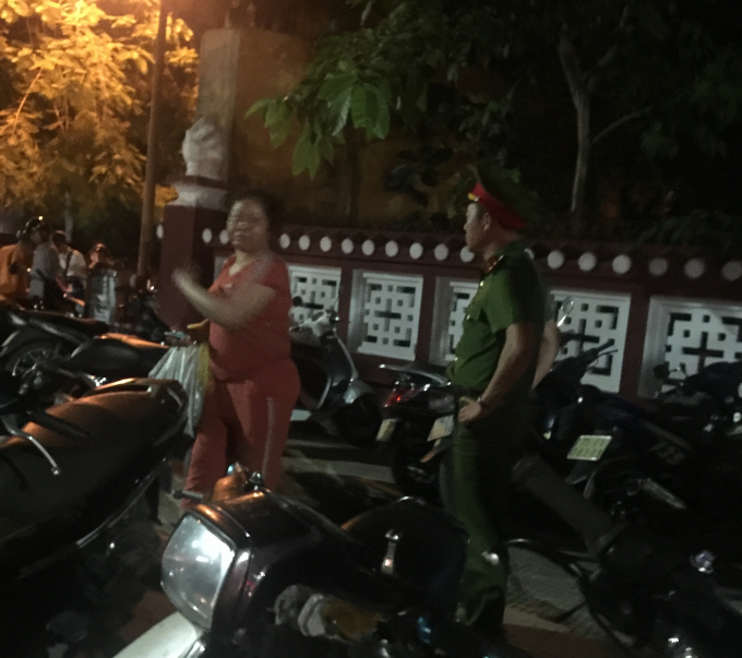 Người phụ nữ n&agrave;y dừng thu tiền khi lực lượng chức năng c&oacute; mặt.