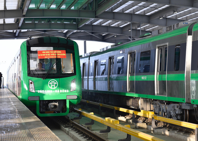 Trong thời gian đầu, c&aacute;c đo&agrave;n t&agrave;u chạy gi&atilde;n c&aacute;ch từ 10-12 ph&uacute;t/chuyến, sau đ&oacute; sẽ r&uacute;t ngắn dần thời gian gi&atilde;n c&aacute;ch theo thiết kế để đạt 5 ph&uacute;t/chuyến khi khai th&aacute;c thương mại.