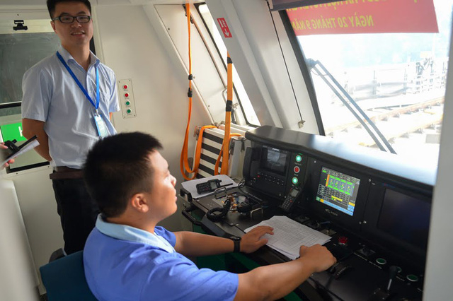 Vận h&agrave;nh c&aacute;c đo&agrave;n t&agrave;u v&agrave; hệ thống đường sắt trong giai đoạn đầu l&agrave; c&aacute;c nh&acirc;n lực người Trung Quốc.